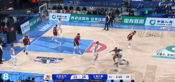 平地起驚雷！閆鵬飛接球順下 力壓周琦單臂暴扣