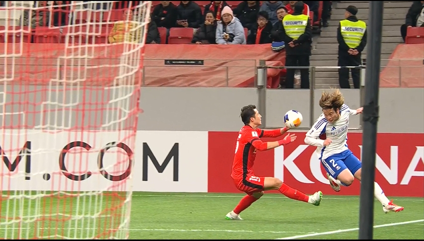 裁判沒(méi)看到！明天用手將球推出底線，橫濱要任意球&裁判給了角球