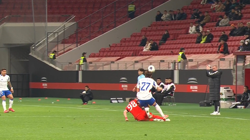 動(dòng)作有點(diǎn)大！維塔爾側(cè)面飛鏟犯規(guī)，開(kāi)場(chǎng)14分鐘染黃！