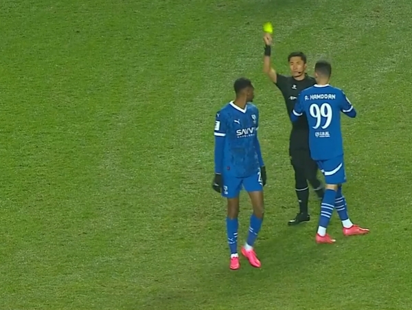怒出黃牌拉都拉不住！馬寧疑似遭新月球員嘲諷，其補(bǔ)時(shí)判罰引爭(zhēng)議