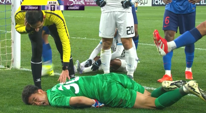 奮不顧身！鮑亞雄出擊救球被對(duì)方前鋒蹬到腹部，表情非常痛苦