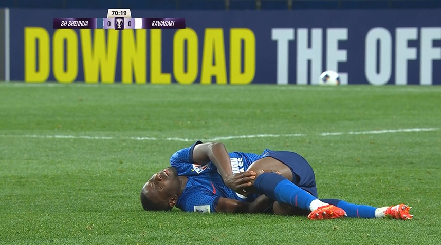 千萬不要有事?。“ⅠR杜拼搶中扭傷膝蓋，被擔(dān)架抬下場(chǎng)