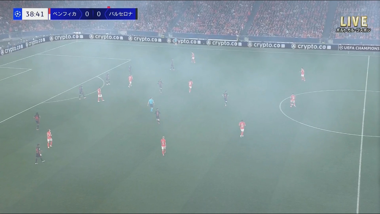 本菲卡球迷燃放煙花，現(xiàn)場煙霧繚繞