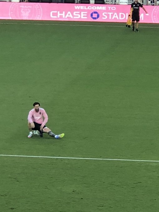 記者：梅西在訓(xùn)練中對左腿內(nèi)收肌受傷部位進行冰敷，周末出戰(zhàn)成疑