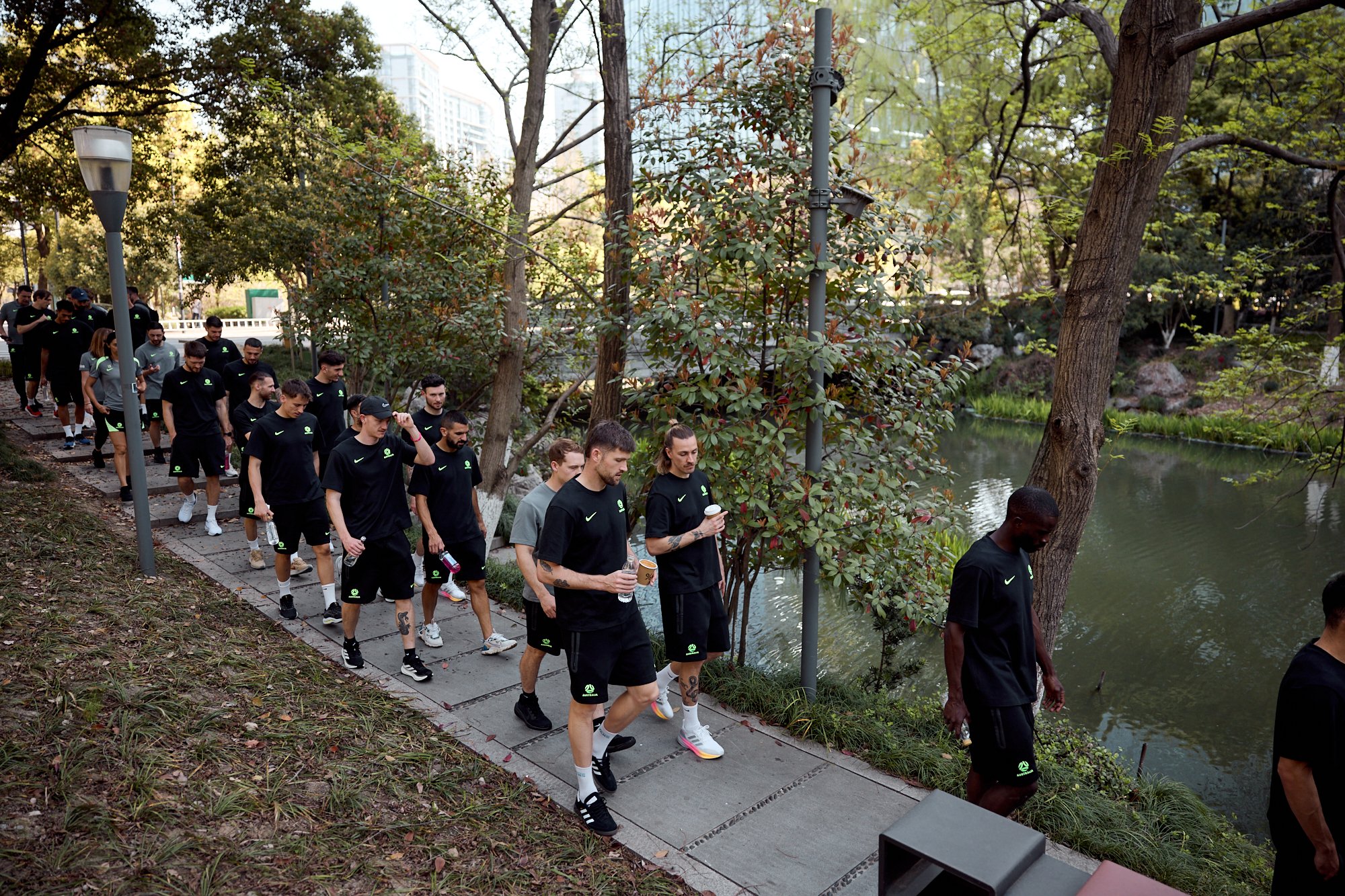 悠閑！今晚戰(zhàn)國(guó)足，澳大利亞官推曬照：全隊(duì)在杭州漫步?