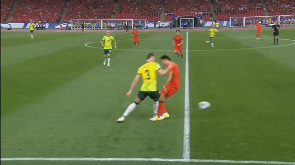 身背一黃的李磊開場第1分鐘兇狠上搶，對方球員痛苦倒地