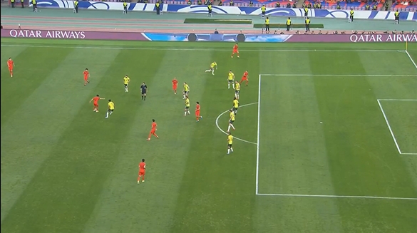 張玉寧停球過大錯(cuò)失準(zhǔn)單刀良機(jī)，同時(shí)邊裁舉旗示意越位