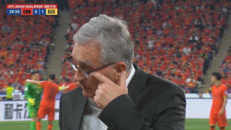 王大雷黃油手送禮！場邊的伊萬轉(zhuǎn)頭無奈抹眼角，與助教討論換人