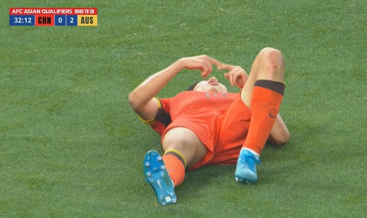 雪上加霜！國(guó)足0-2落后曹永競(jìng)第33分鐘傷退，拜合拉木替補(bǔ)登場(chǎng)！