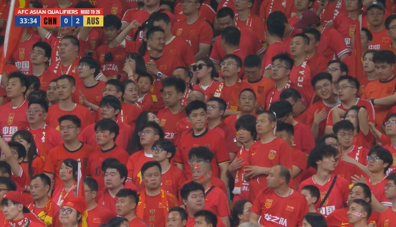 懵了...國(guó)足連丟兩球&黃政宇王大雷低級(jí)失誤，看臺(tái)球迷眼神茫然