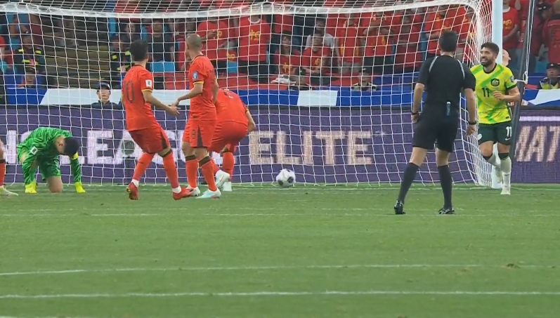 熱議國(guó)足半場(chǎng)：噩夢(mèng)一般，中場(chǎng)不設(shè)防伊萬(wàn)還上前鋒；不慘案就行