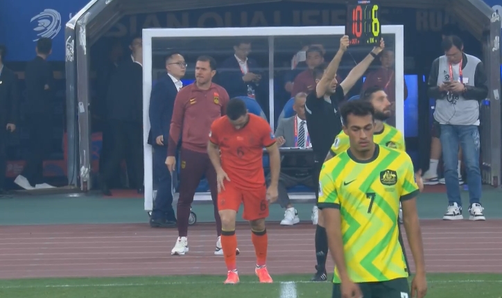 千呼萬喚！塞爾吉尼奧替補登場換下韋世豪，上演國足生涯首秀！