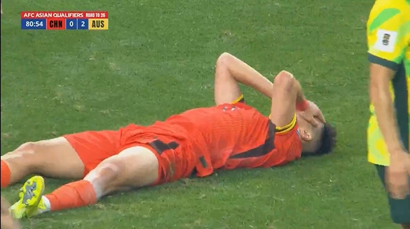 懊惱不已！王鈺棟傳后點楊澤翔空位鏟射踢空，國足錯失進球良機