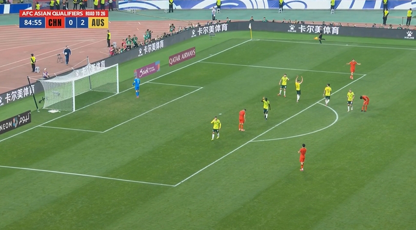 抽筋被換下！張玉寧強行選擇遠射打高，拜合拉木攤手