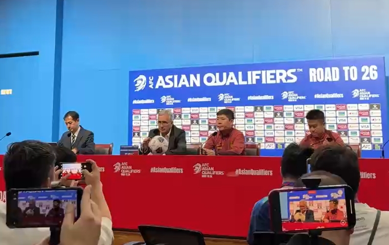 在現(xiàn)場(chǎng)|伊萬(wàn)：有六成國(guó)腳在俱樂(lè)部無(wú)穩(wěn)定出場(chǎng)，踢日韓沙滿意過(guò)程