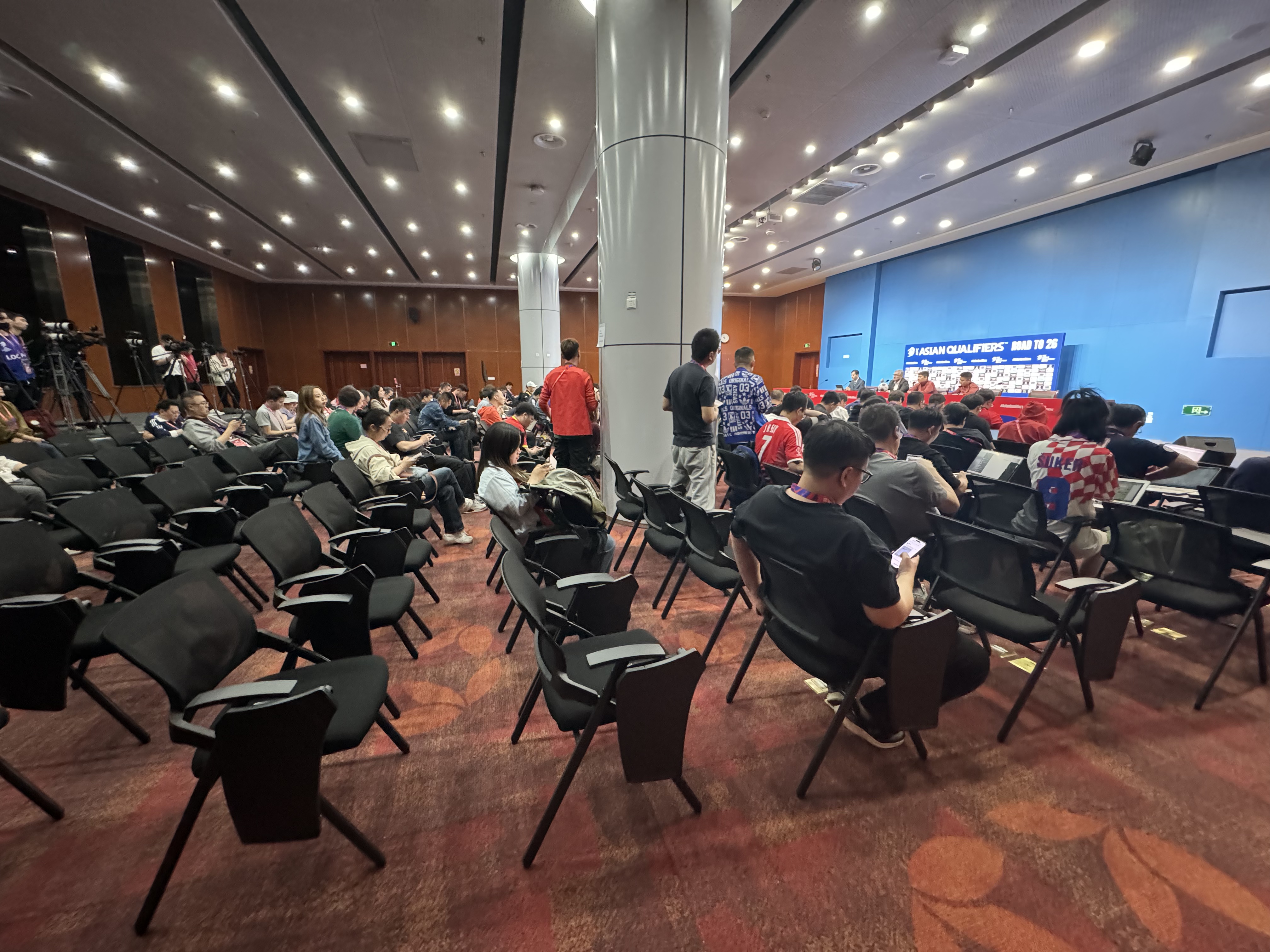 現(xiàn)場(chǎng)直擊|賽前火熱，輸球后冷清！賽后參加發(fā)布會(huì)的記者少了很多