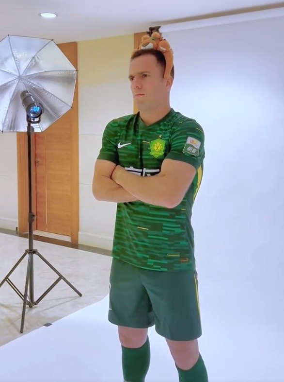 塞爾吉尼奧將迎國安首秀，博主曬其一個月前標(biāo)準(zhǔn)照拍攝花絮