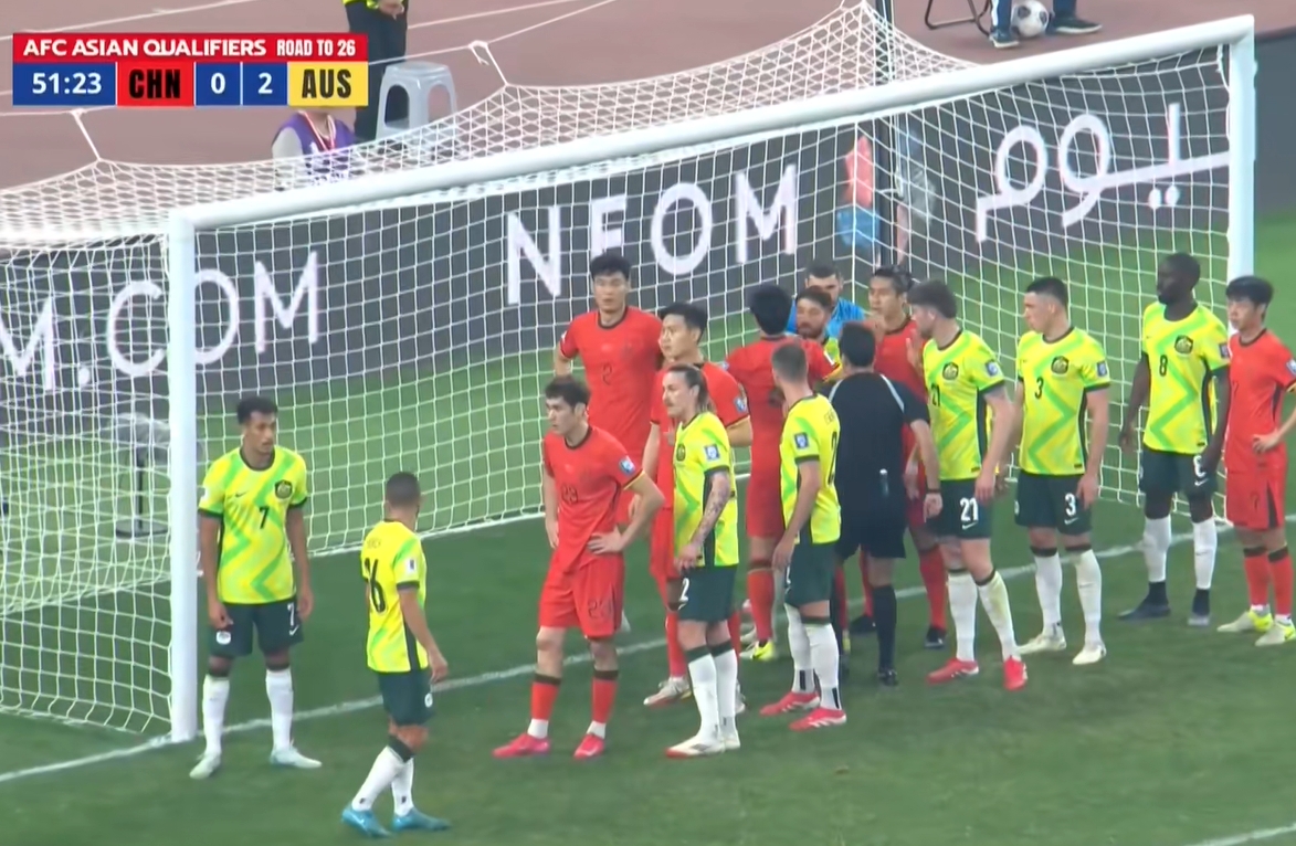 國足角球布置：門前扎人堆，困住澳大利亞1米84門將瑞安