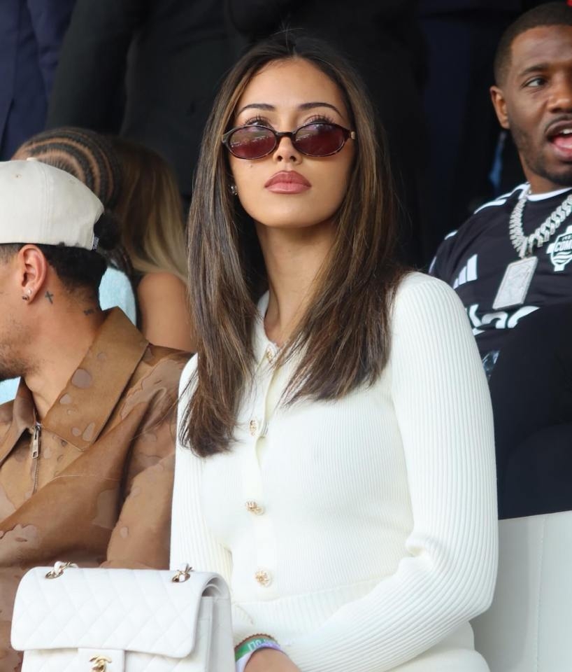 球場(chǎng)失意情場(chǎng)得意！阿里攜超模女友看球 后者大秀美腿&已交往3年