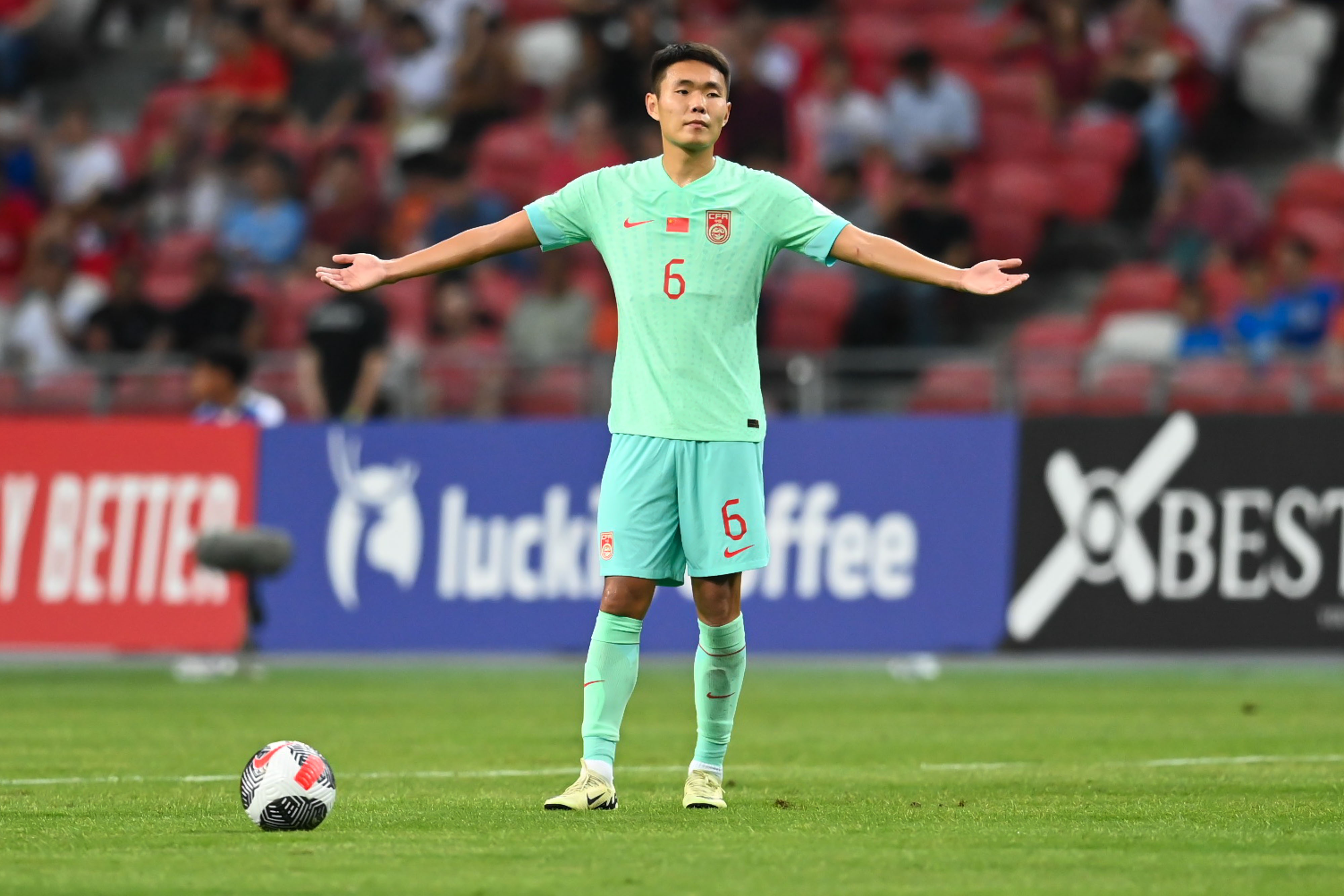 范曉冬：王上源停賽對(duì)國足影響大，全能型中場(chǎng)李源一名單都沒進(jìn)