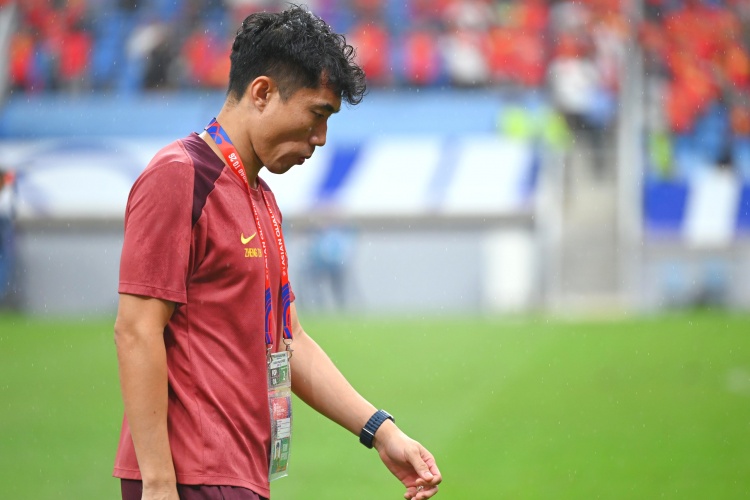 滬媒：?jiǎn)魏笱寚惴朗爻惺芨髩毫?，若鄭智沒退役或能勝任