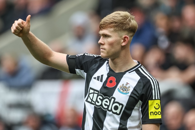 官方：紐卡左后衛(wèi)霍爾腳部骨頭受傷將接受手術(shù)，賽季報(bào)銷