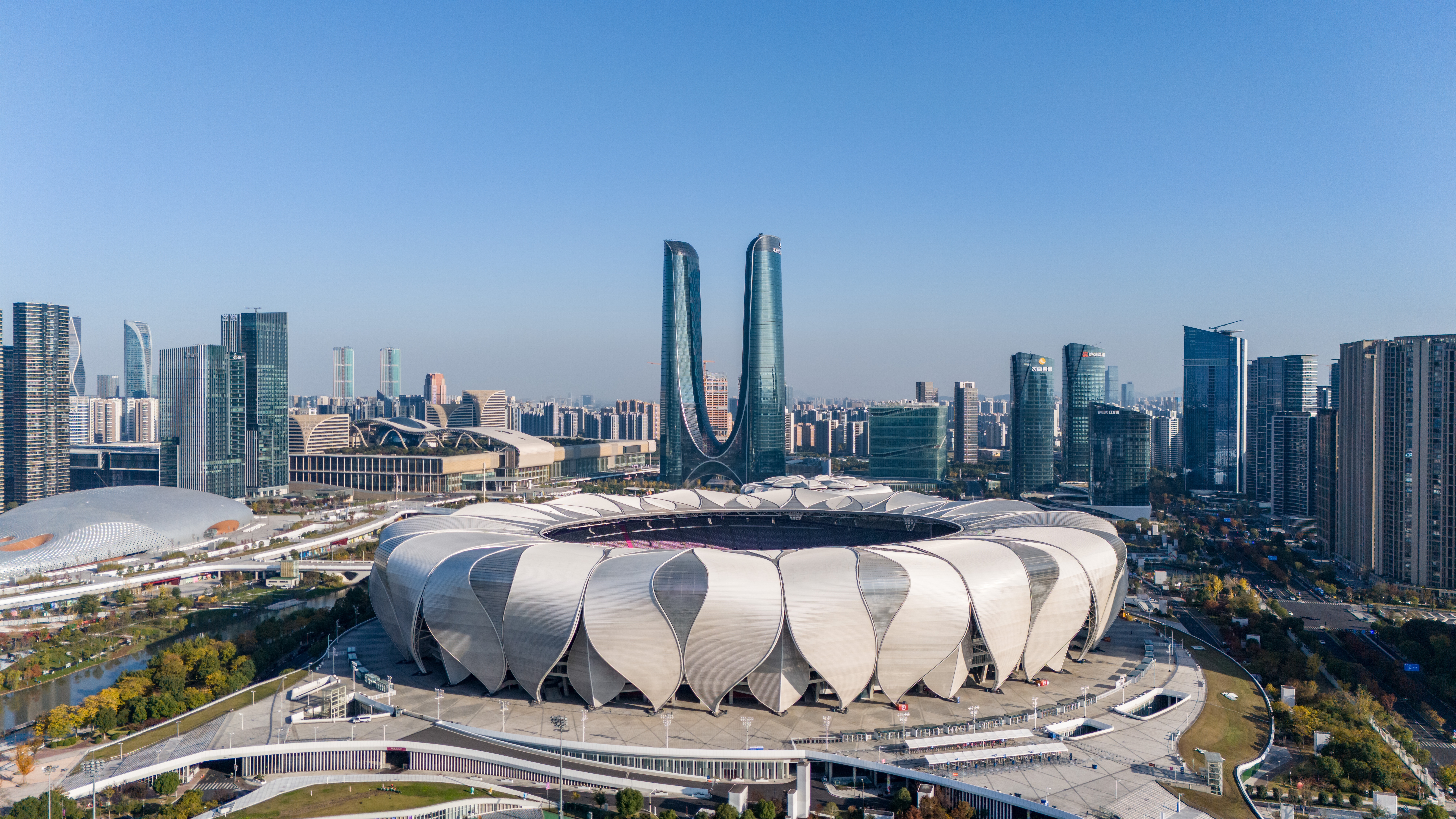 中國新聞周刊：為了國足主場(chǎng)比賽，球場(chǎng)草坪甚至精準(zhǔn)修剪到毫米級(jí)