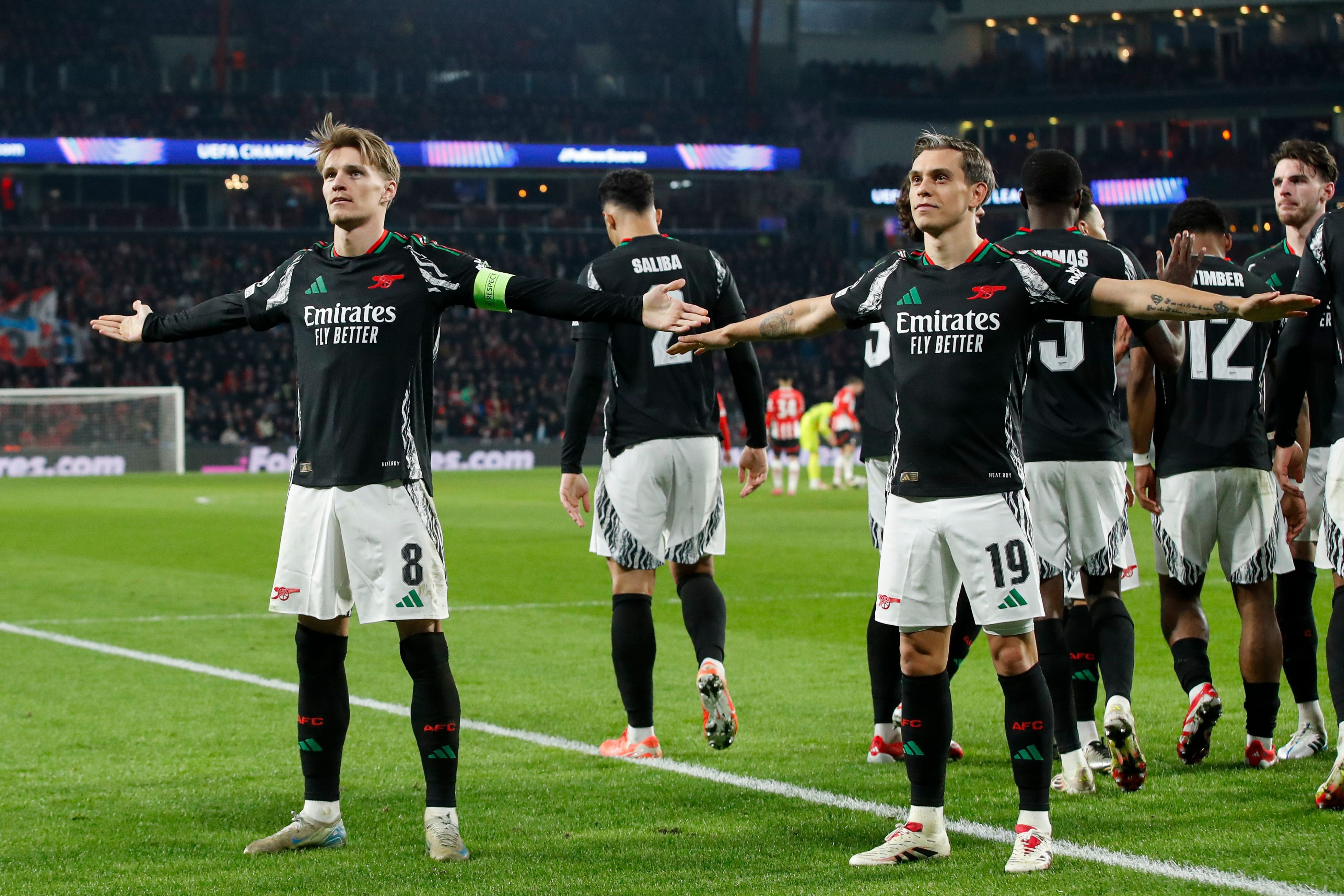 被打花，埃因霍溫隊(duì)史首次在歐冠主場(chǎng)丟5球