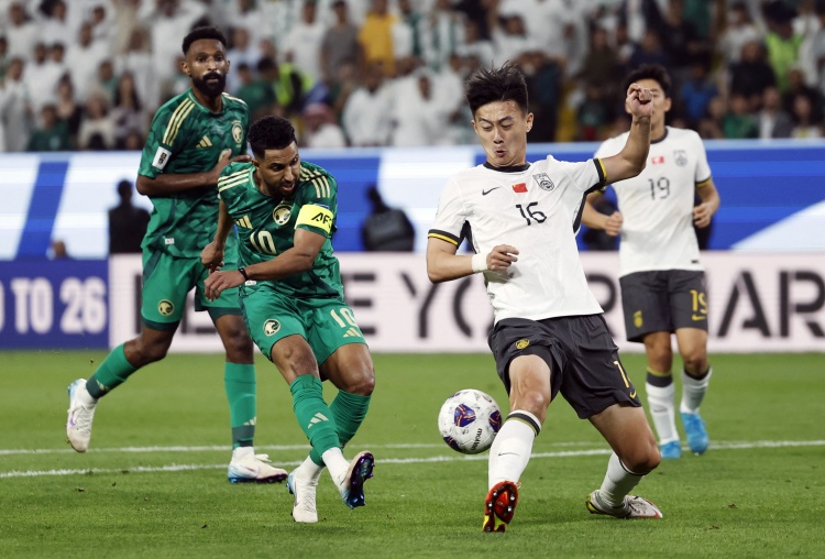 記者：蔣圣龍?jiān)趪?guó)足一直帶傷作戰(zhàn)，上頜骨額突骨折的他仍在恢復(fù)中