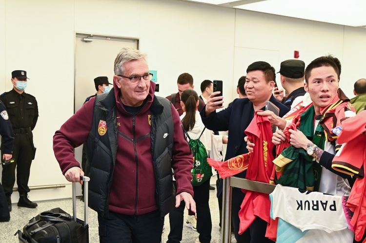 國足助教陳濤：開場(chǎng)就應(yīng)該跟對(duì)手磕，踢了5分鐘就感覺在收著踢