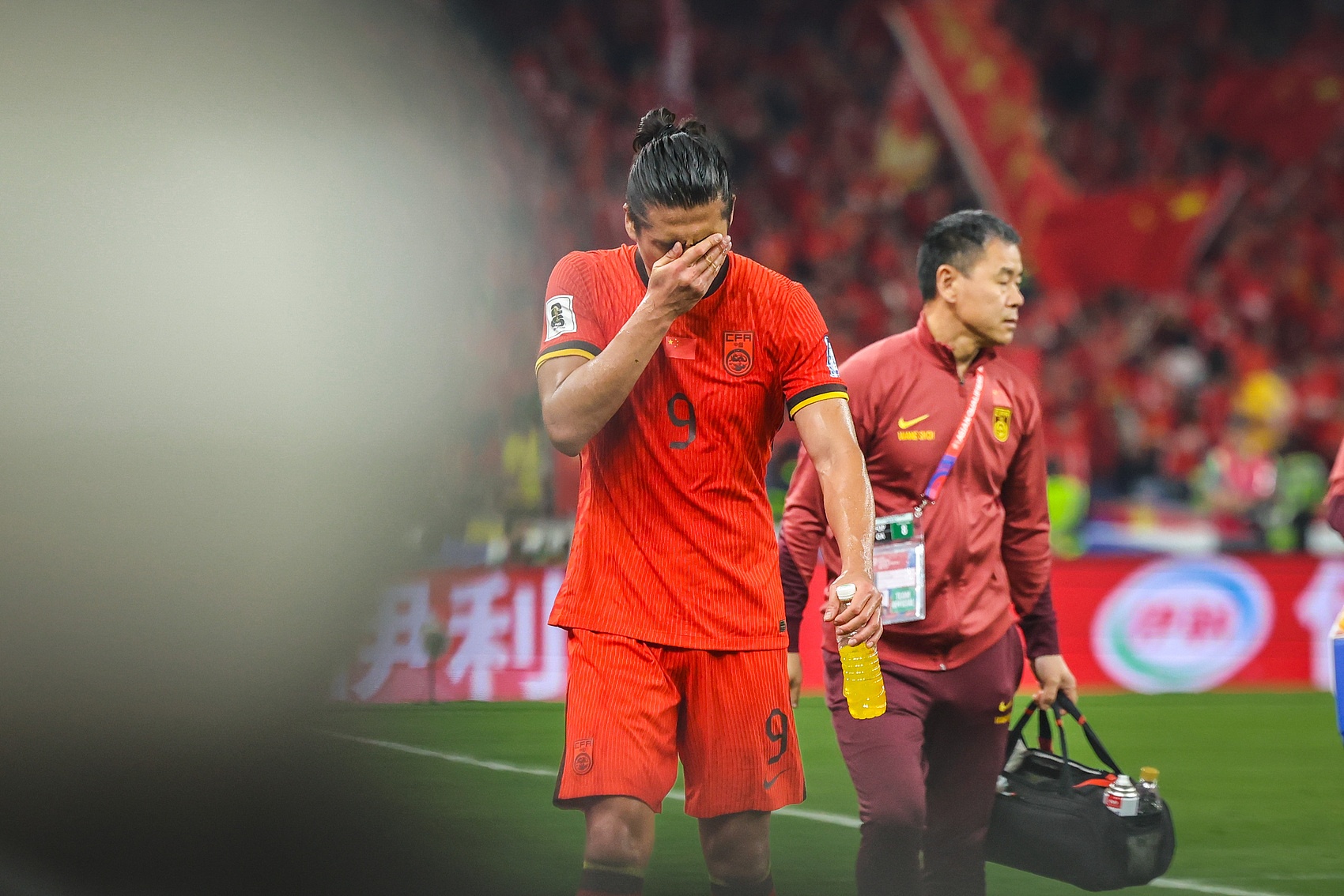 唉！國足0-2澳大利亞世預(yù)賽三連敗，張玉寧賽后謝場(chǎng)羞愧捂臉