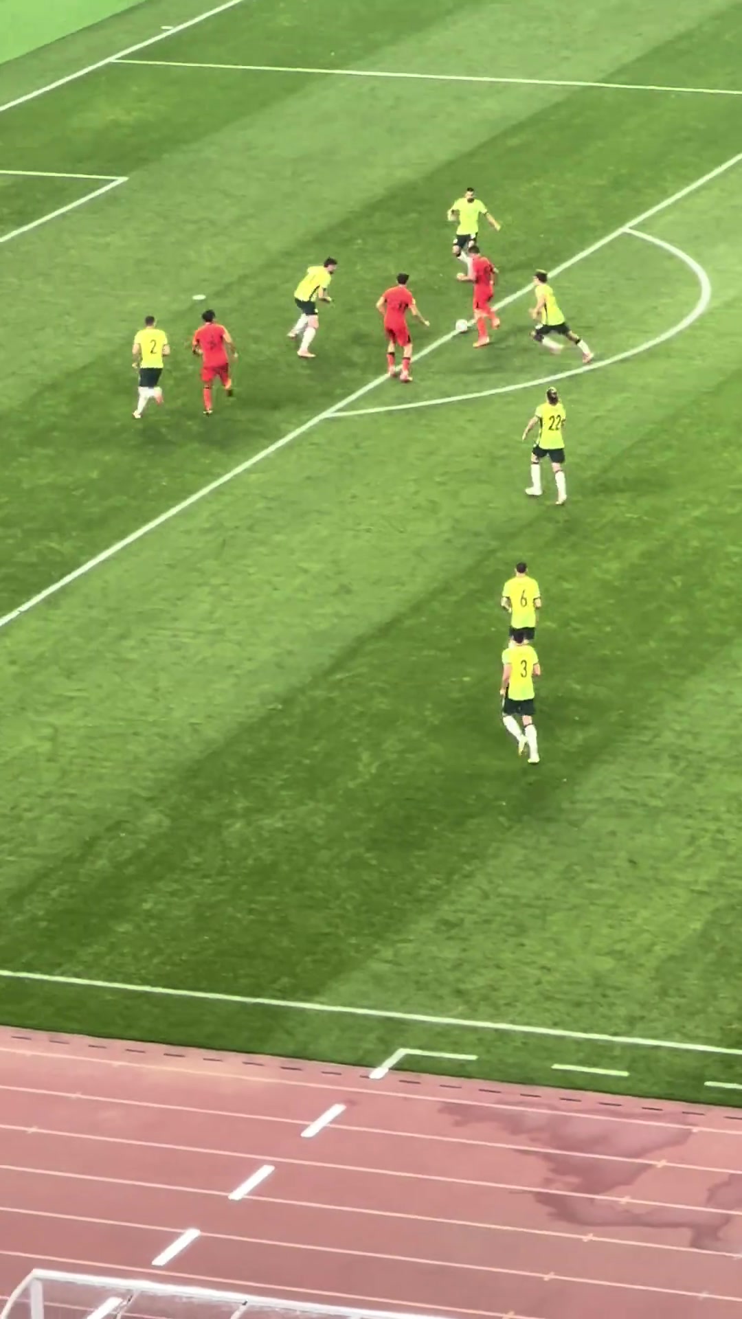 高一檔！現(xiàn)場(chǎng)球迷實(shí)拍：塞鳥短時(shí)間調(diào)整+射門 成國(guó)足本場(chǎng)最大威脅